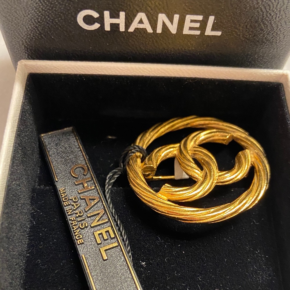 CHANEL PIN (BROOCH) CC LOGO